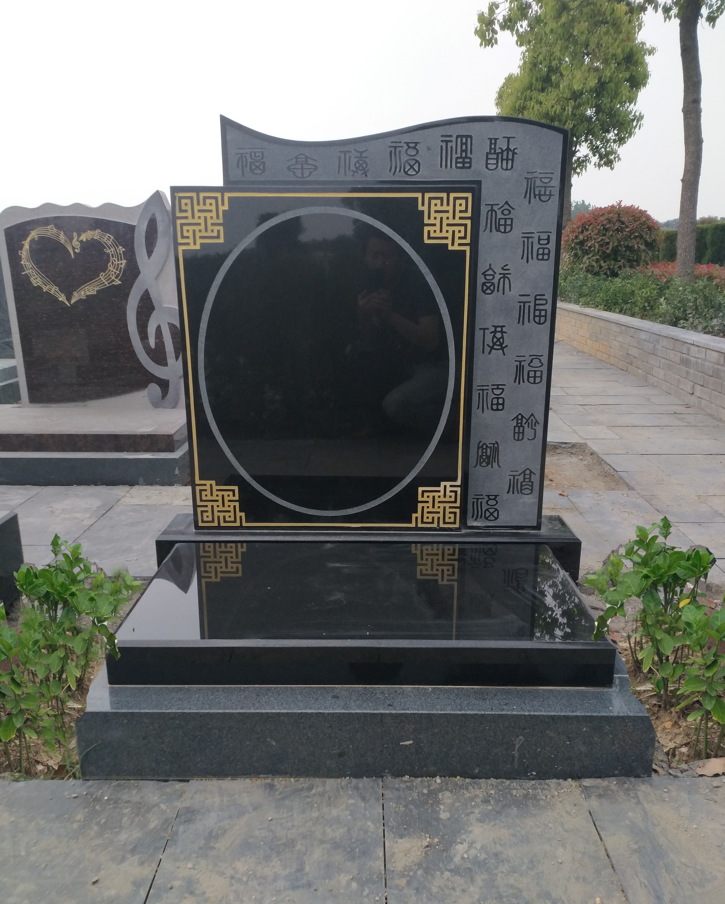 朝南現代藝術(shù)墓型